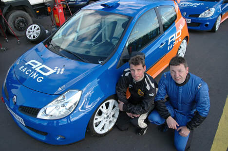 Martin Sally (t.v.) og Martin Frederiksen er to af de nye indslag i årets Renault Clio Cup. Det er den nye Renault Clio Sport III bag dem også.